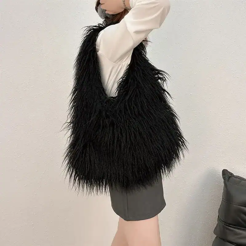 Fluffig svart axelväska i pälsliknande material, modeaccessoarer för kvinnor.