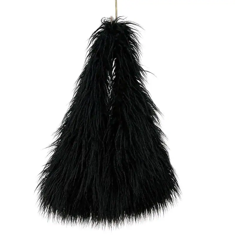 Svart fluffig väska med lång päls, perfekt för trendig inredning och som present.