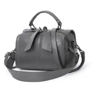 Grå bowlingväska med rosett, läder, axelväska, handväska, modeväska.