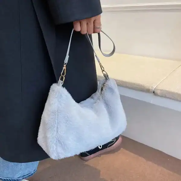 Grå fluffig axelremsväska med silverfärgad axelrem, modeväska för kvinnor.