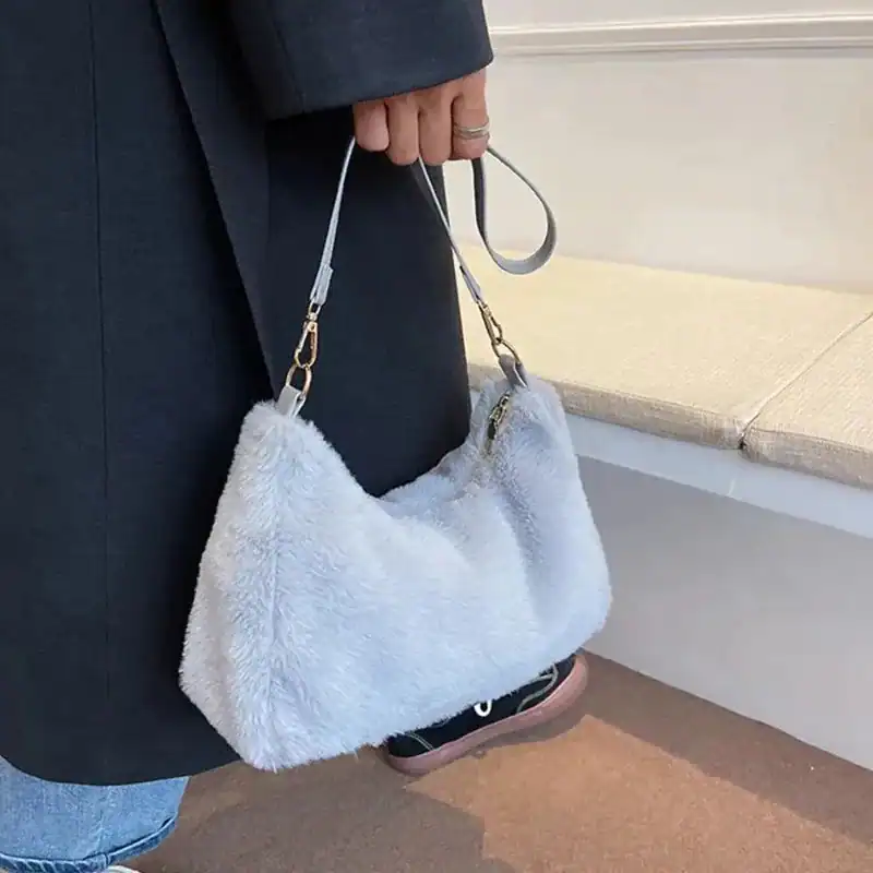 Grå fluffig axelremsväska med silverfärgad axelrem, modeväska för kvinnor.