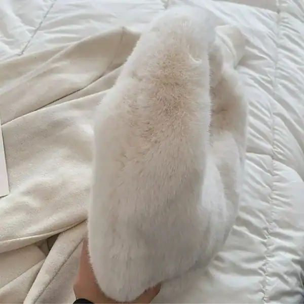 Grå fluffig hobo axelväska i mjuk pälsliknande material.