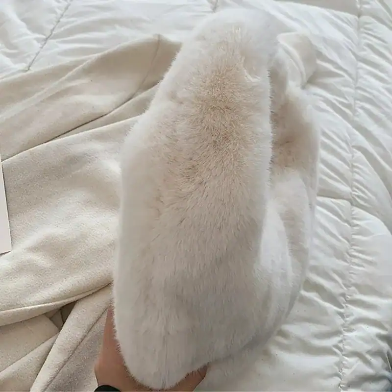 Grå fluffig hobo axelväska i mjuk pälsliknande material.