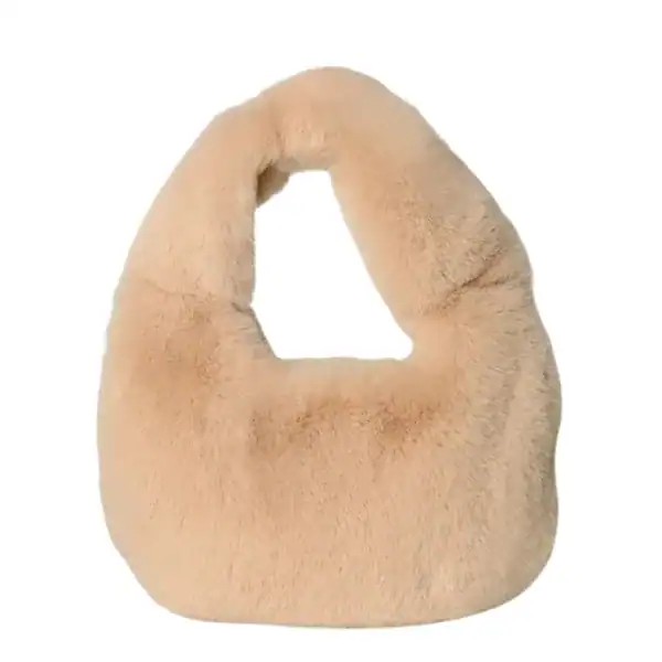 Grå fluffig hobo axelväska med mjuk pälsliknande yta och runt handtag.