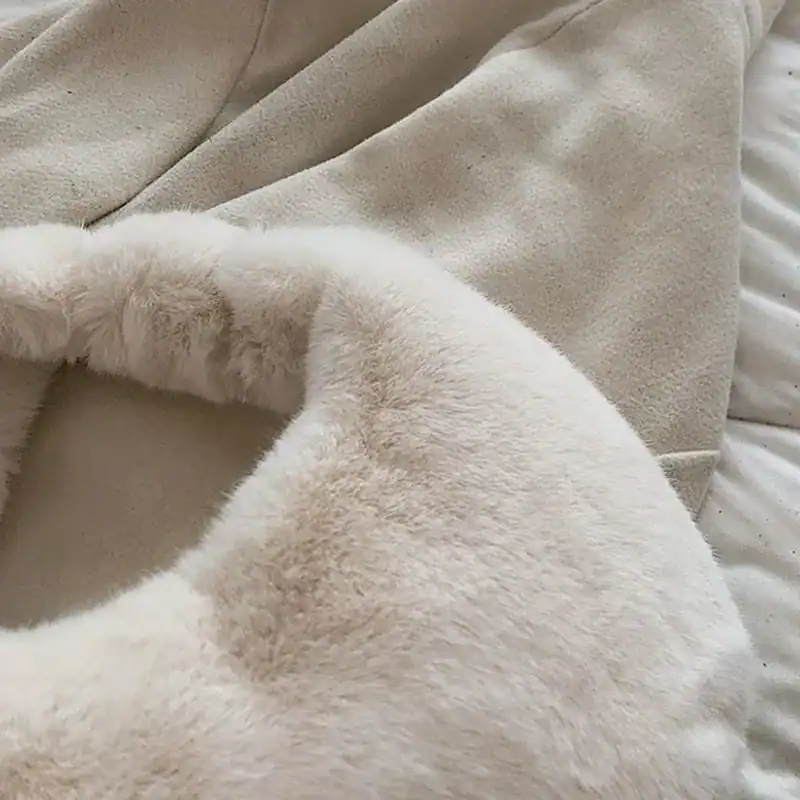 Grå fluffig hobo axelväska med mjuk pälskant och runt handtag.