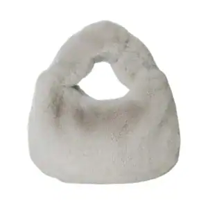 Grå fluffig hobo axelväska med runt handtag och mjuk pälsliknande yta.