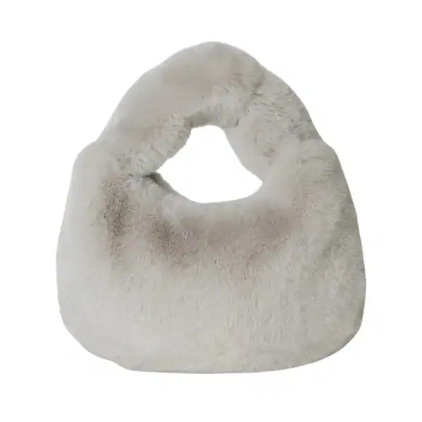 Grå fluffig hobo axelväska med runt handtag och mjuk pälsliknande yta.