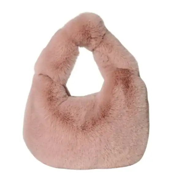 Grå fluffig hobo axelväska med mjuk pälsliknande yta och runt handtag.