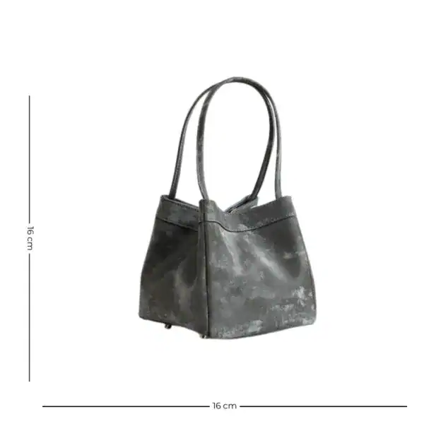 Grå hinkväska med texturerad yta och dubbla handtag, 16 cm hög.