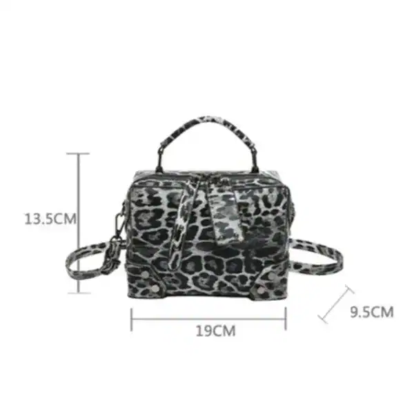 Grå leopard mönster axelväska med handtag och axelrem, mått 19x13,5x9,5 cm.