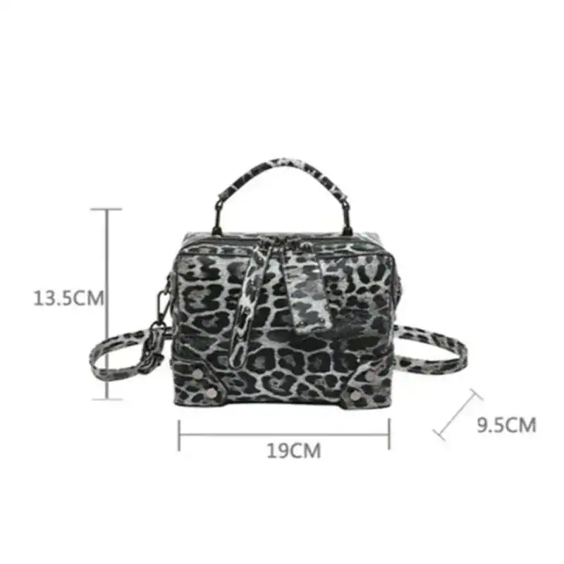 Grå leopard mönster axelväska med handtag och axelrem, mått 19x13,5x9,5 cm.