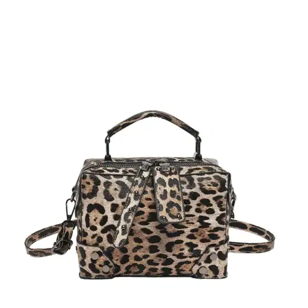 Grå leopard mönstrad axelväska med handtag och axelrem.