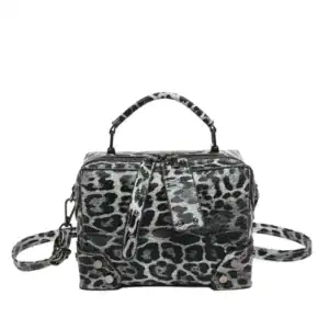 Grå leopard mönster axelväska med handtag och axelrem.