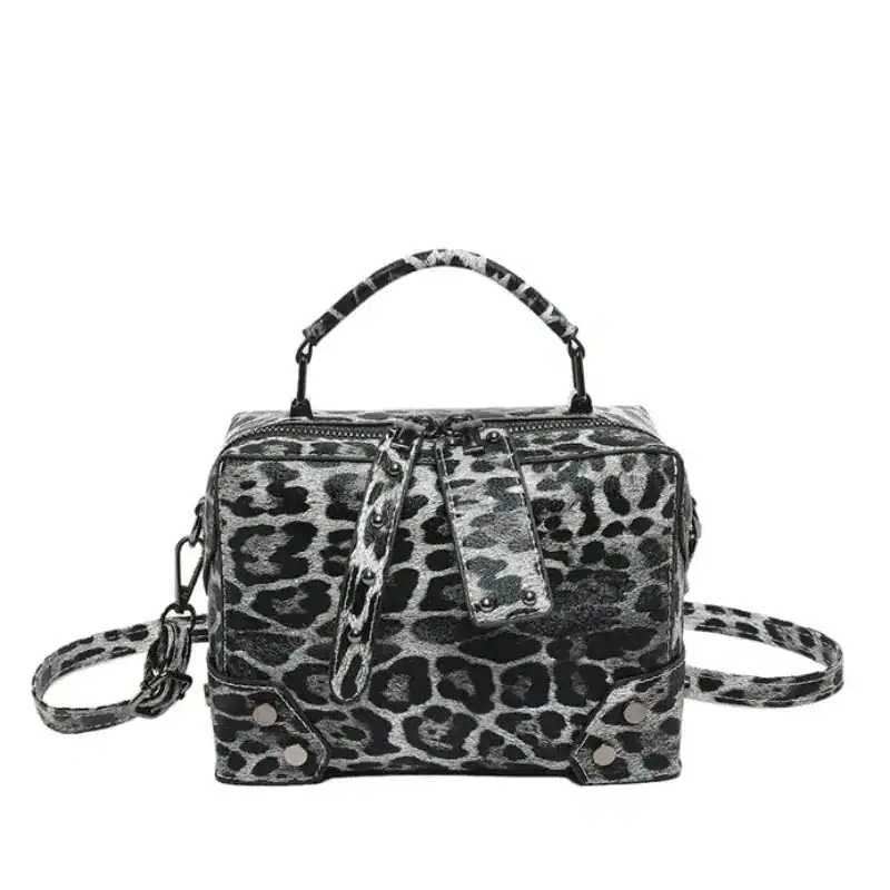 Grå leopard mönster axelväska med handtag och axelrem.