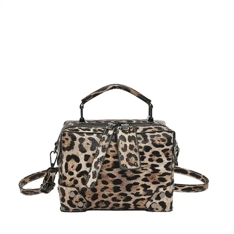 Grå leopard mönstrad axelväska med handtag och axelrem.