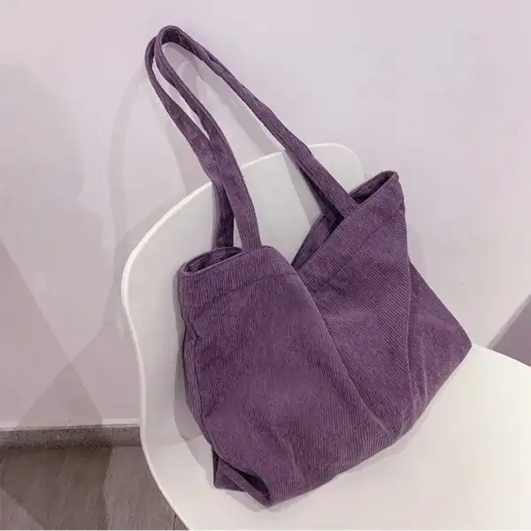 Grå Manchester shoppingväska i corduroy, stor handväska med lång axelrem.