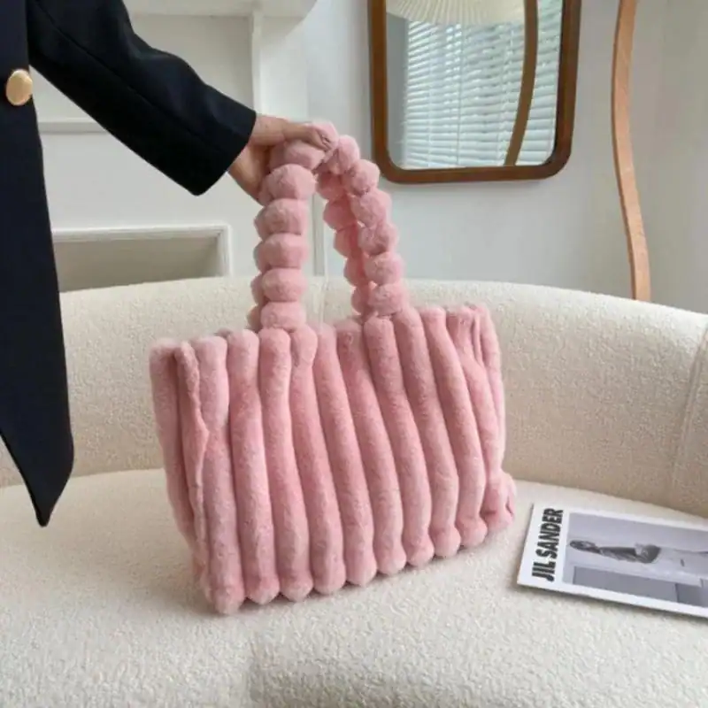 Grön fluffig shoppingväska med rosa handtag, modeaccessoarer för kvinnor.
