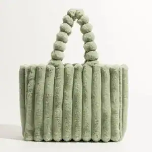 Grön fluffig shoppingväska med pärlformade handtag.