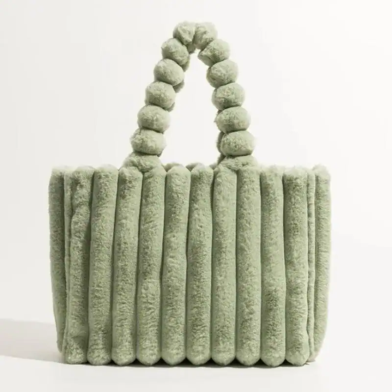 Grön fluffig shoppingväska med pärlformade handtag.