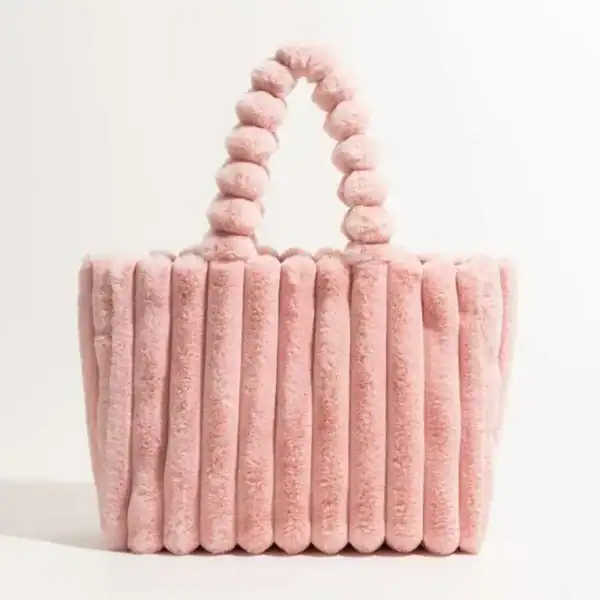 Grön fluffig shoppingväska med pärlformade handtag.