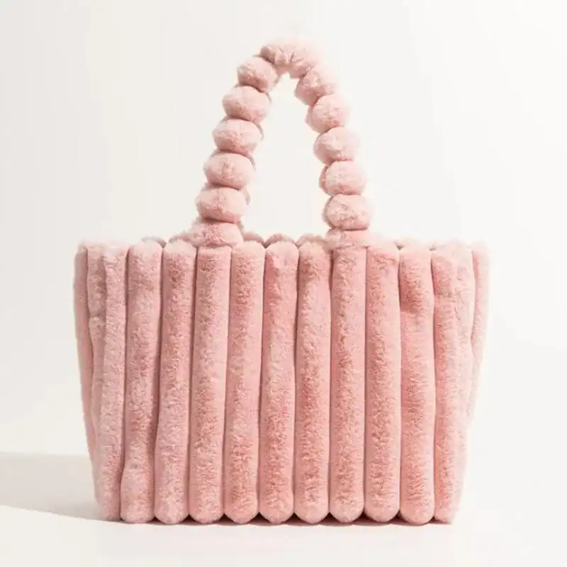 Grön fluffig shoppingväska med pärlformade handtag.