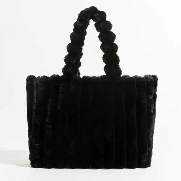 Grön fluffig shoppingväska med pärlformade handtag.