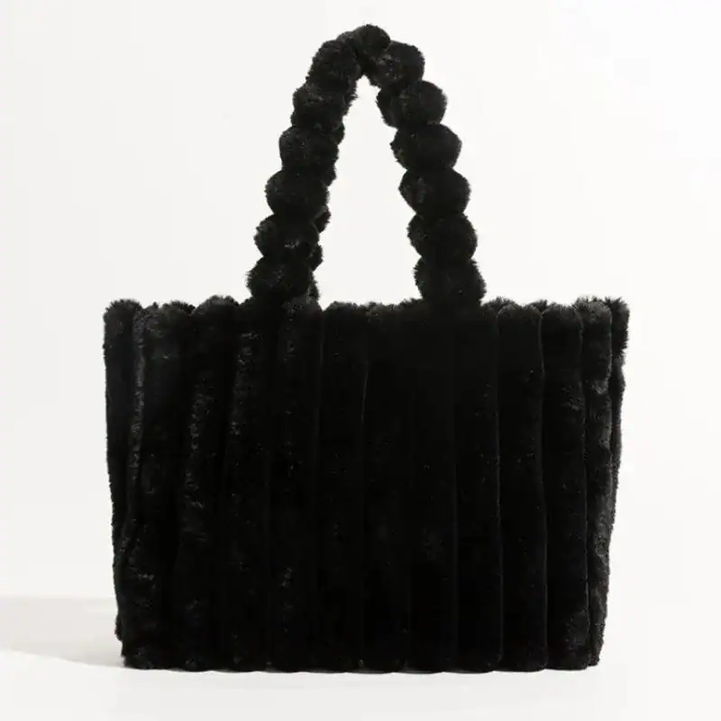 Grön fluffig shoppingväska med pärlformade handtag.