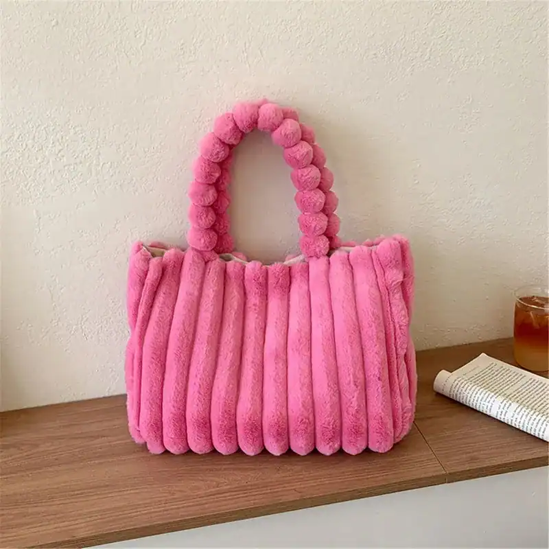 Grön fluffig shoppingväska med pärlformade handtag.