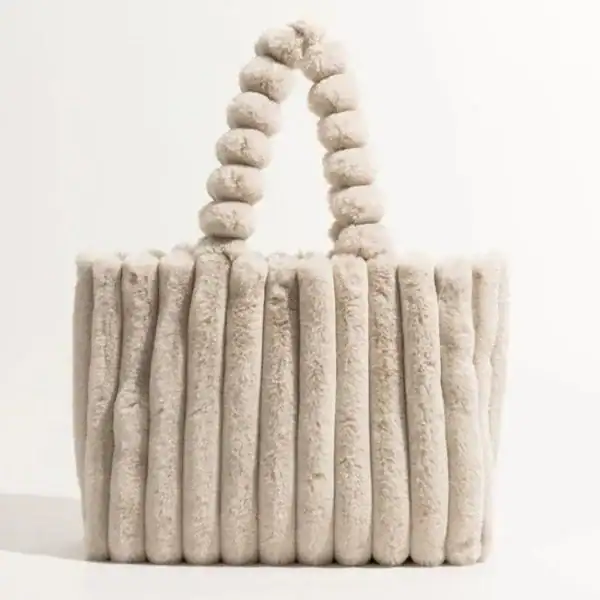 Grön fluffig shoppingväska med pärlformad handtag.