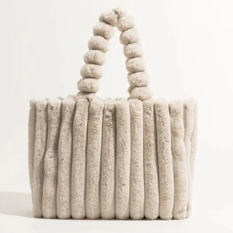 Grön fluffig shoppingväska med pärlformad handtag.