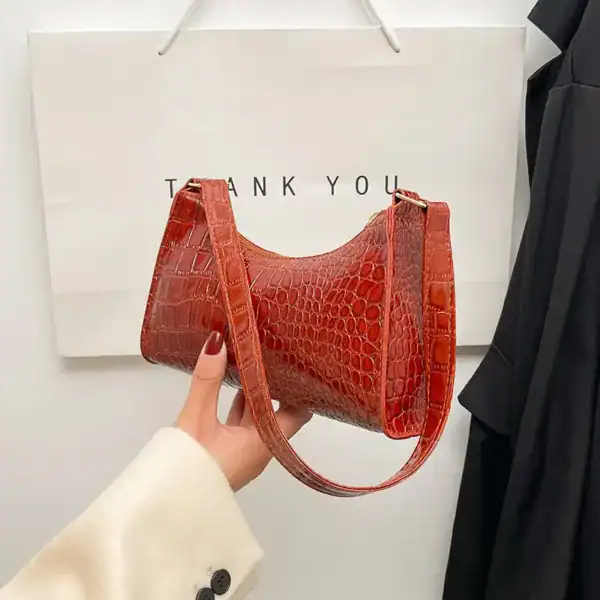 Röd handväska med krokodilsmönster, axelväska i läderlook.