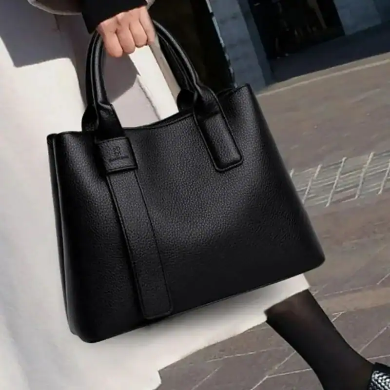 Svart handväska med fack, elegant axelväska för kvinnor, läderliknande material.