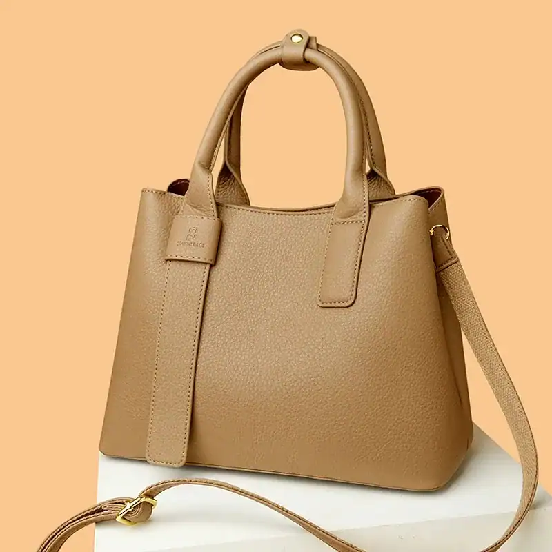 Beige handväska med fack och axelrem, elegant axelväska för kvinnor.
