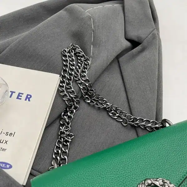 Grön handväska med kedja, elegant axelväska i grönt läder med silverkedja.