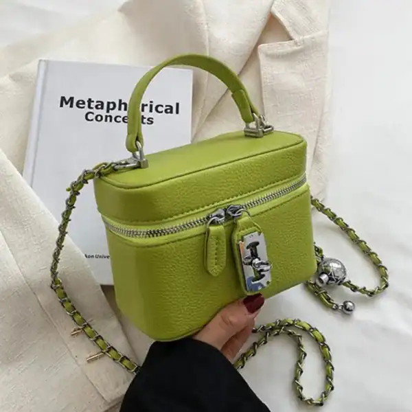 Grön liten väska med kedja och handtag, modeaccessoarer för kvinnor.
