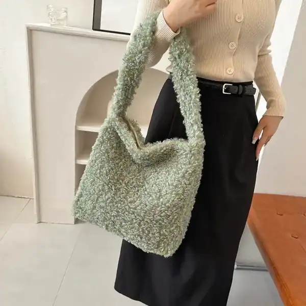 Grön teddyväska med fluffig textur, trendig axelväska för vardag och stil.