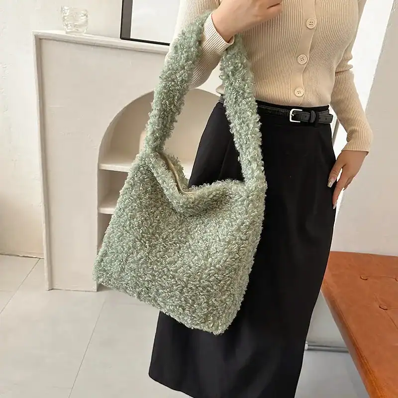 Grön teddyväska med fluffig textur, trendig axelväska för vardag och stil.