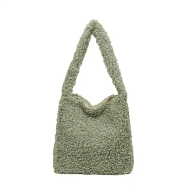 Grön teddyväska med fluffig textur och höga handtag.