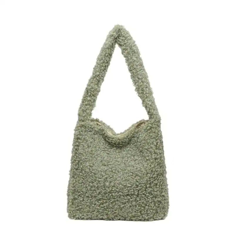 Grön teddyväska med fluffig textur och höga handtag.
