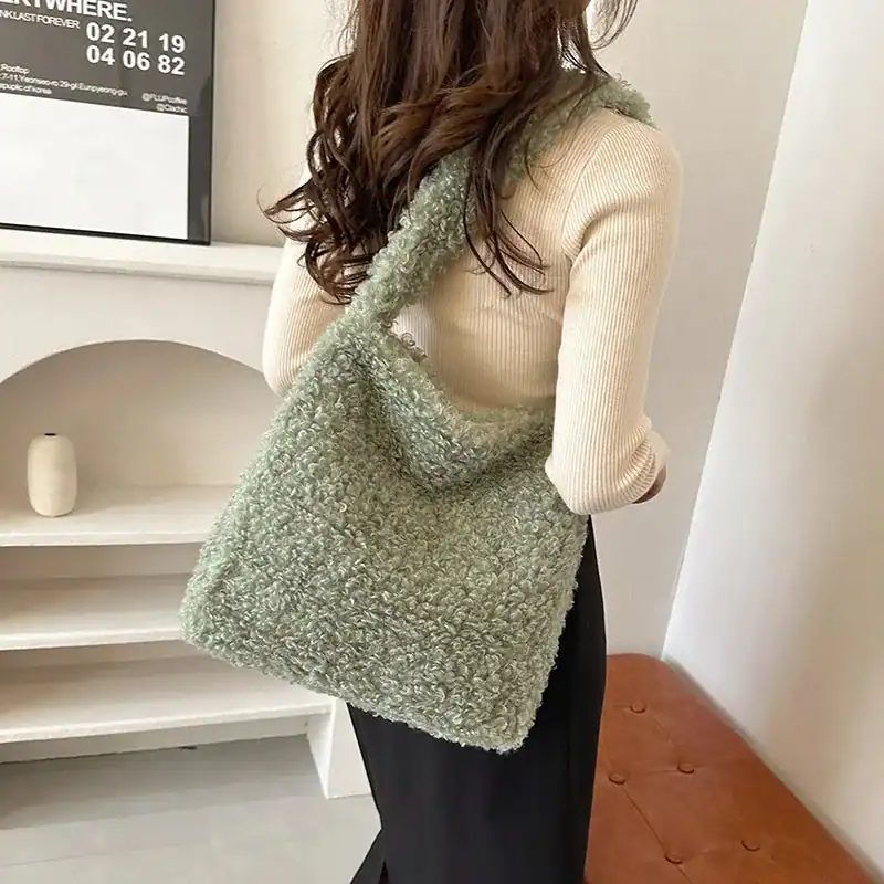 Grön teddyväska i fluffig textil, modeväska med axelrem för dam.