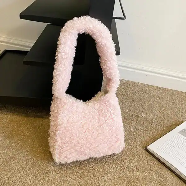 Grön teddyväska i mjuk pälsliknande textil, trendig axelväska för kvinnor.