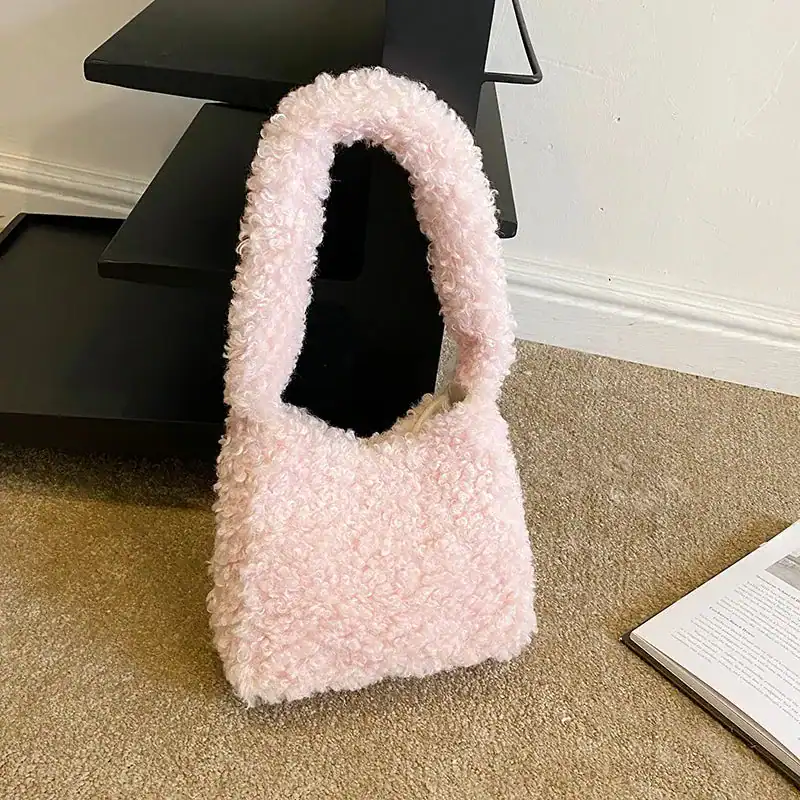 Grön teddyväska i mjuk pälsliknande textil, trendig axelväska för kvinnor.