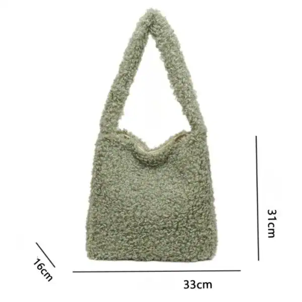 Grön teddyväska med mjuk pälsliknande yta, 33x31x16 cm.