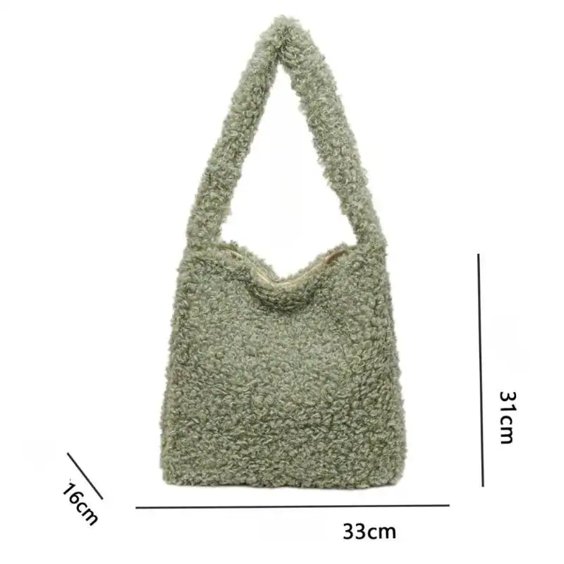 Grön teddyväska med mjuk pälsliknande yta, 33x31x16 cm.