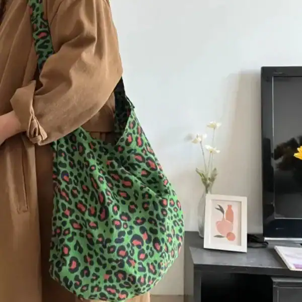 Grön damväskor med leopardmönster, trendig axelväska för vardag.