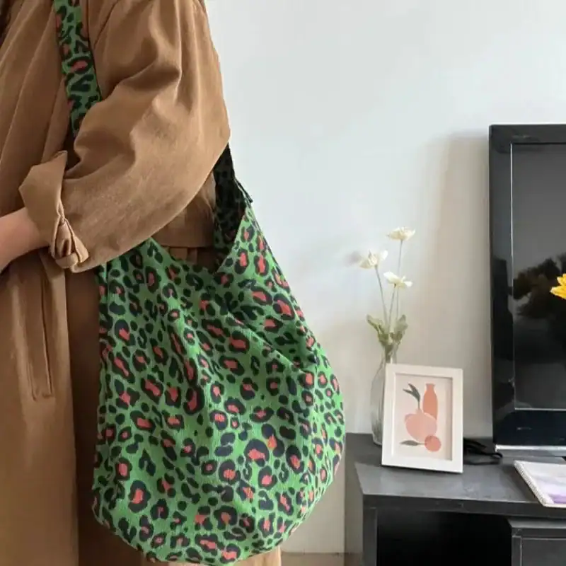 Grön damväskor med leopardmönster, trendig axelväska för vardag.