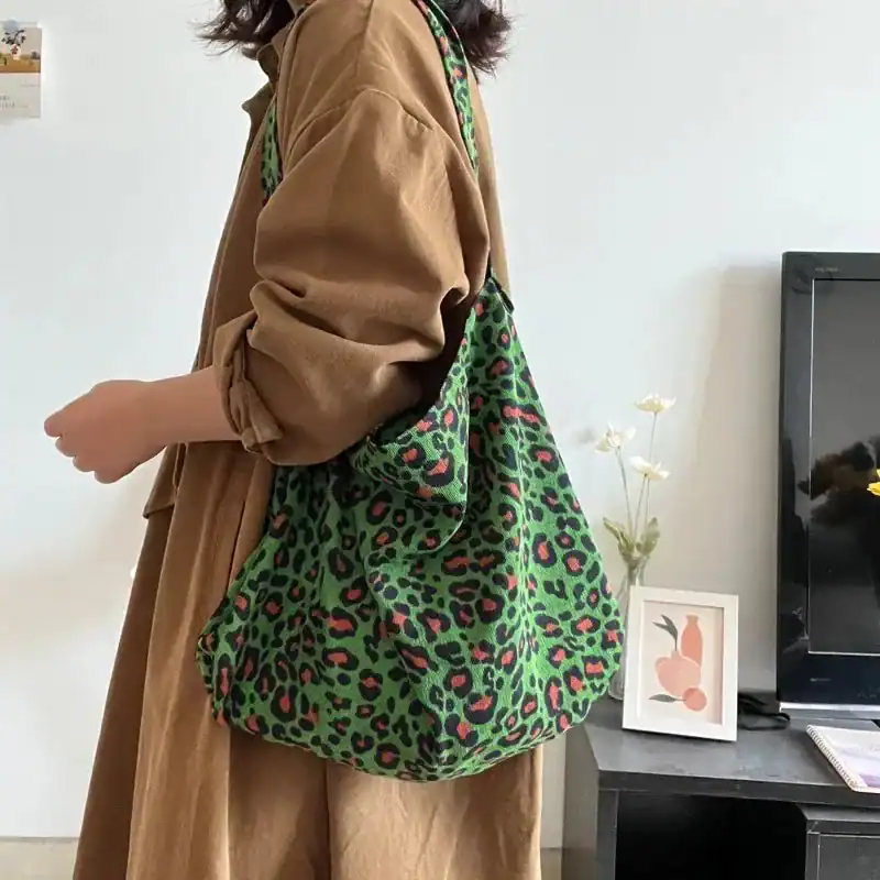 Grön damväskor med leopardmönster, axelväska för kvinnor, trendiga handväskor.