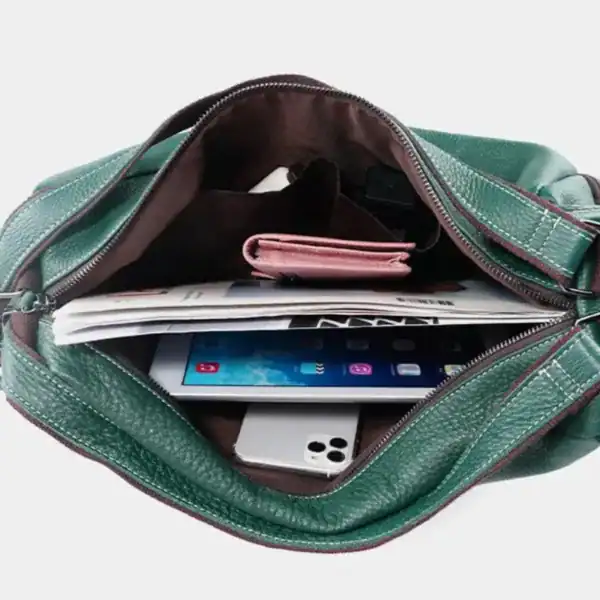 Grön ryggsäck med plats för mobil, tablet och dokument.