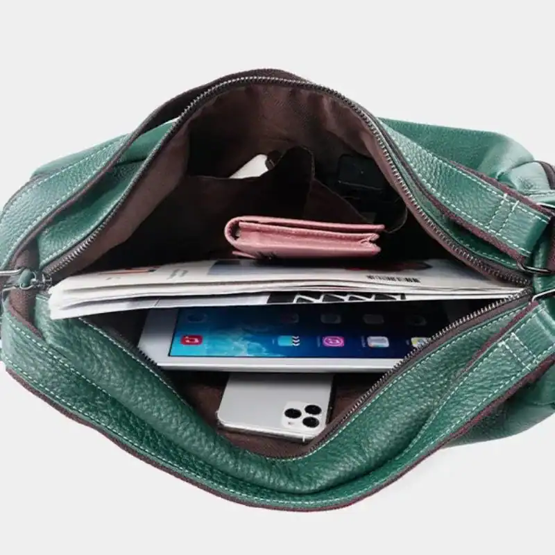 Grön ryggsäck med plats för mobil, tablet och dokument.
