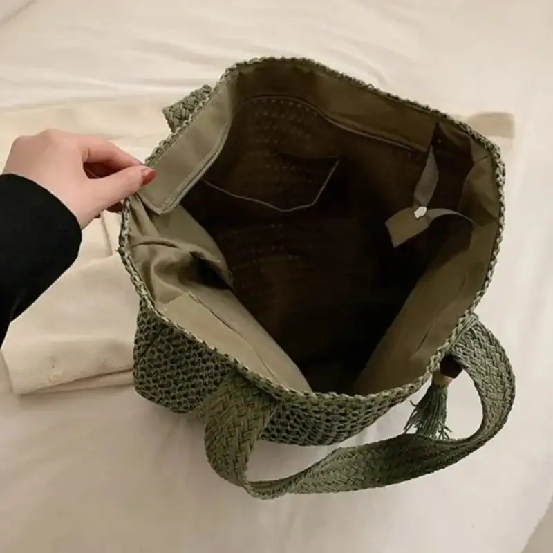 Grön virkad shoppingväska med inre fickor och tassar.